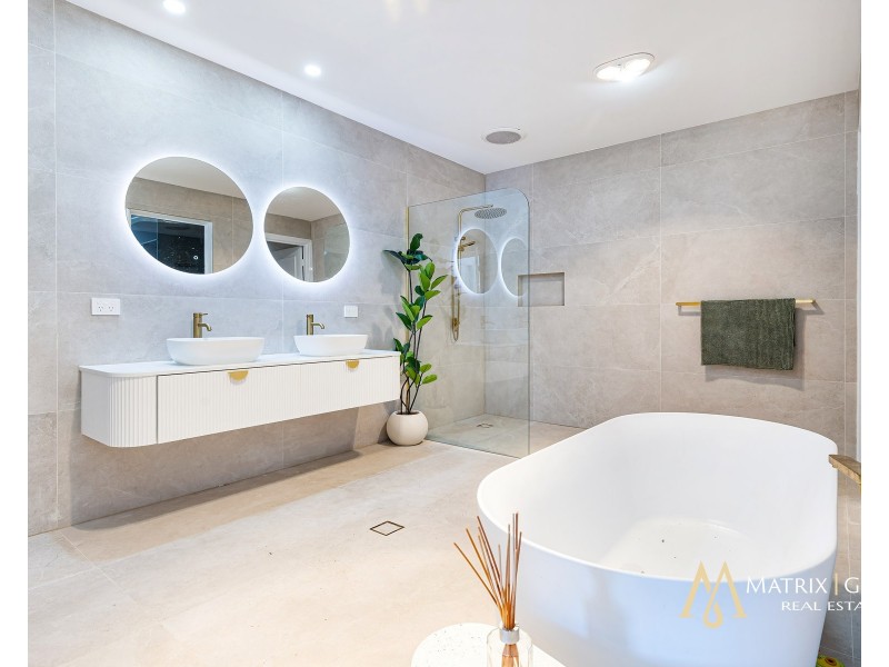 3105 Riverleigh Drive, Hope Island QLD 4212