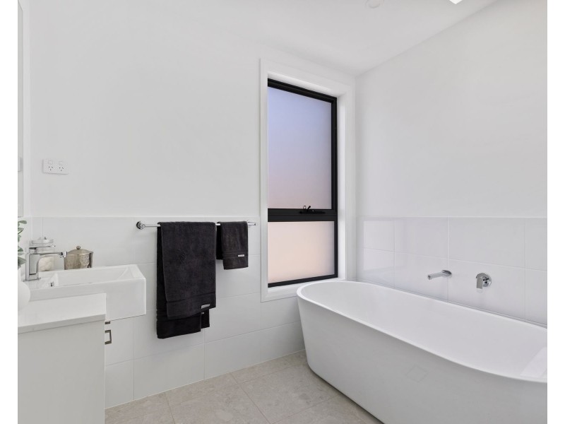 2/2 Dolphin Point Road, Burrill Lake NSW 2539