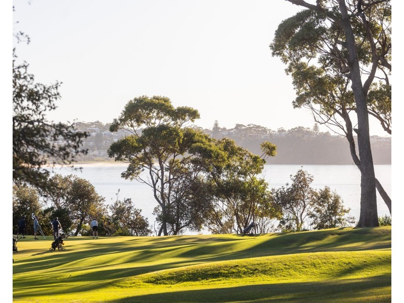 15 Shipton Crescent, Mollymook NSW 2539