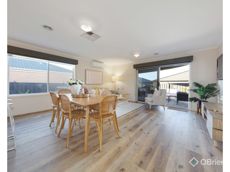 33 Babylon Crescent, Clyde North VIC 3978