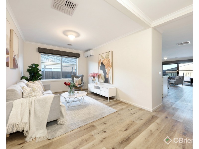 33 Babylon Crescent, Clyde North VIC 3978