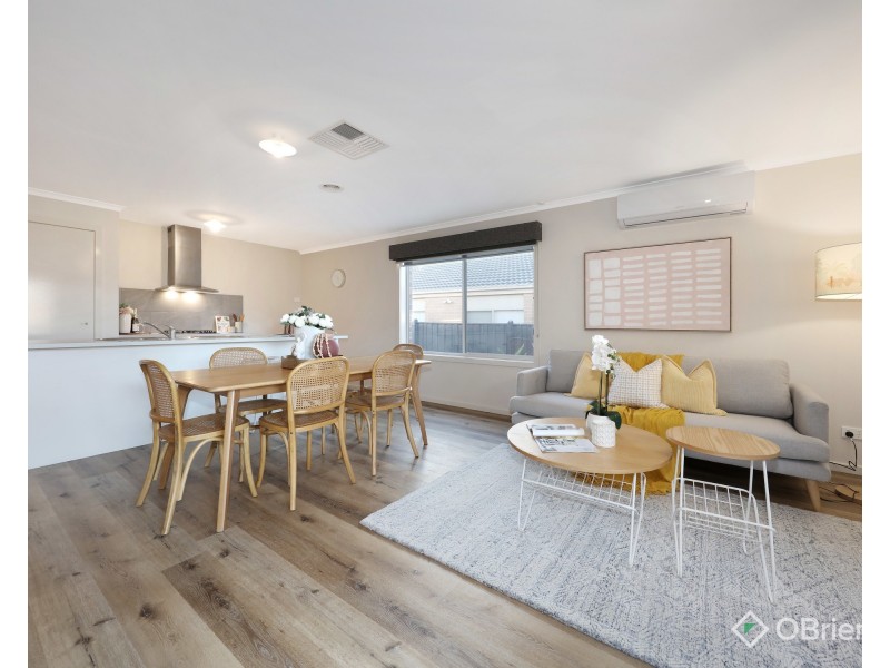 33 Babylon Crescent, Clyde North VIC 3978