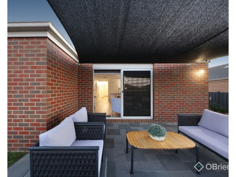 33 Babylon Crescent, Clyde North VIC 3978