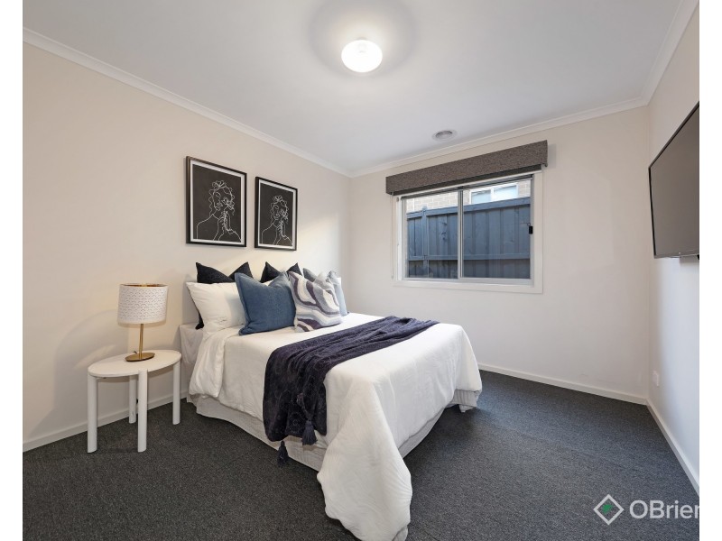 33 Babylon Crescent, Clyde North VIC 3978