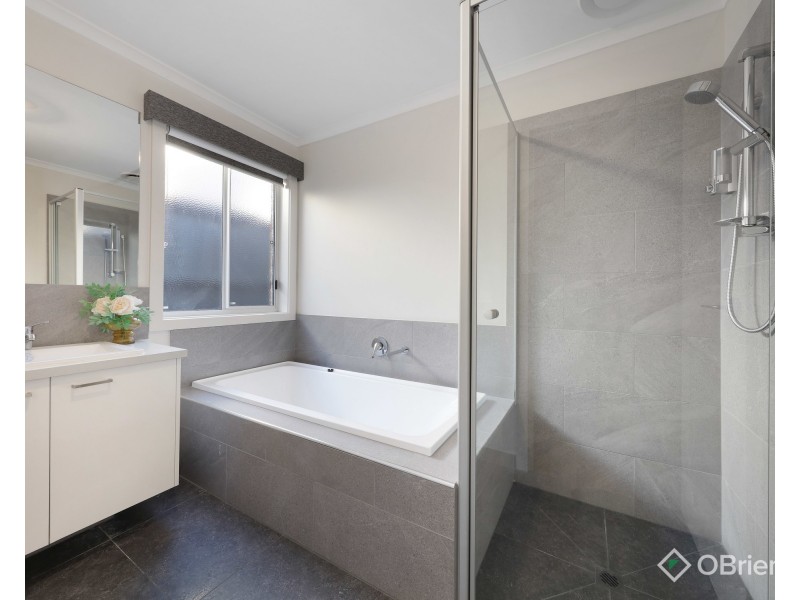 33 Babylon Crescent, Clyde North VIC 3978