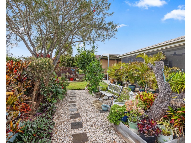8 Blaxland Road, Urraween QLD 4655