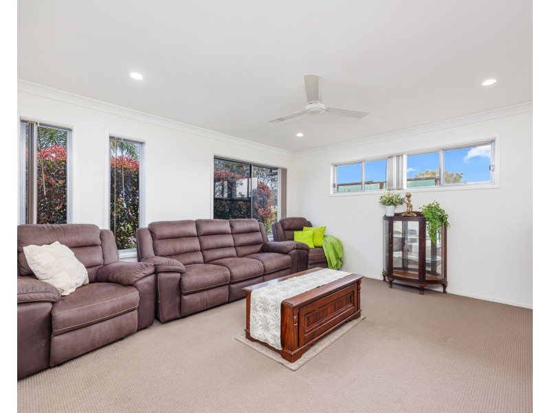 8 Blaxland Road, Urraween QLD 4655