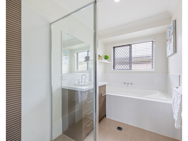 8 Blaxland Road, Urraween QLD 4655