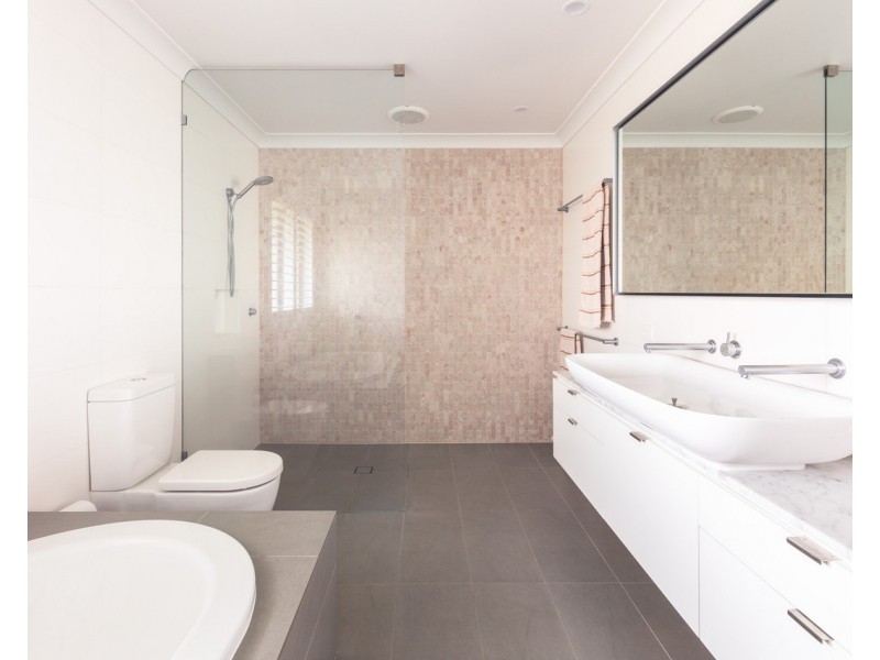 33 Oyster Point Road, Banora Point NSW 2486