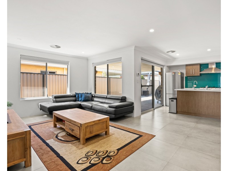 19 Calamocha Way, Piara Waters WA 6112