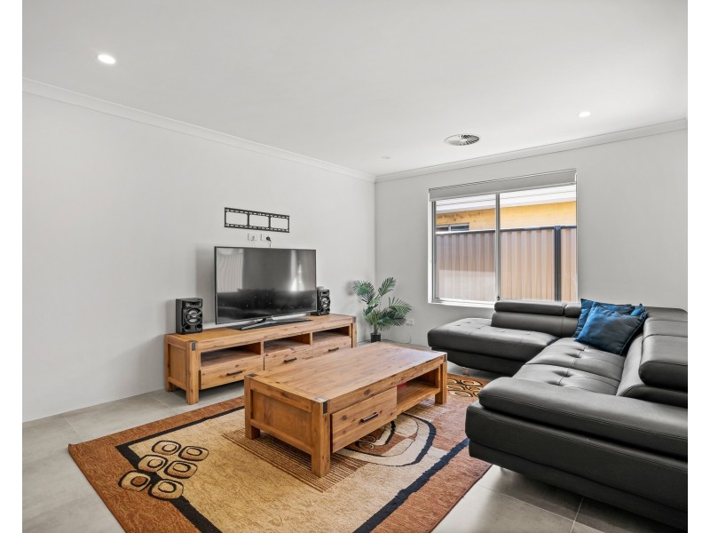 19 Calamocha Way, Piara Waters WA 6112