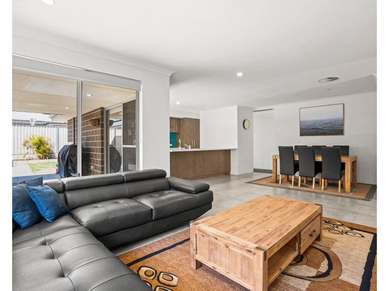 19 Calamocha Way, Piara Waters WA 6112