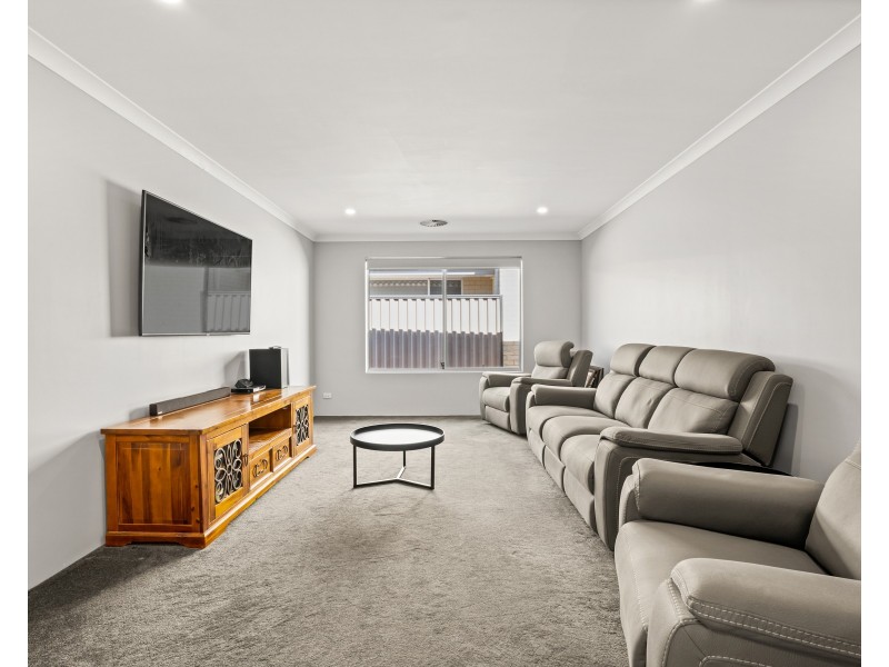 19 Calamocha Way, Piara Waters WA 6112