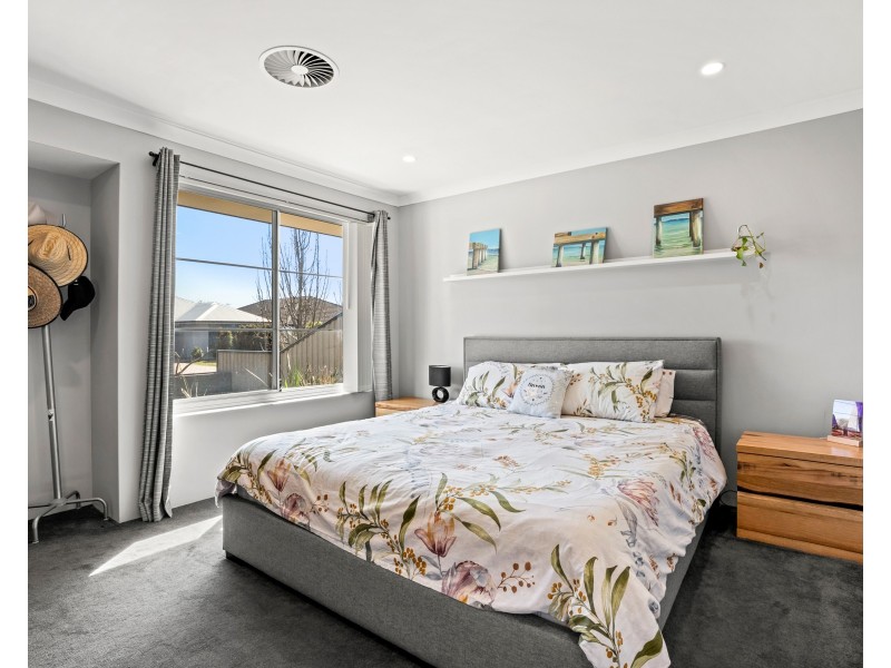 19 Calamocha Way, Piara Waters WA 6112