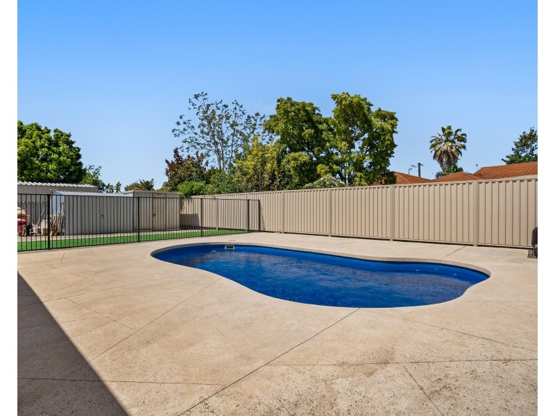 6 Breaden Drive, Cooloongup WA 6168