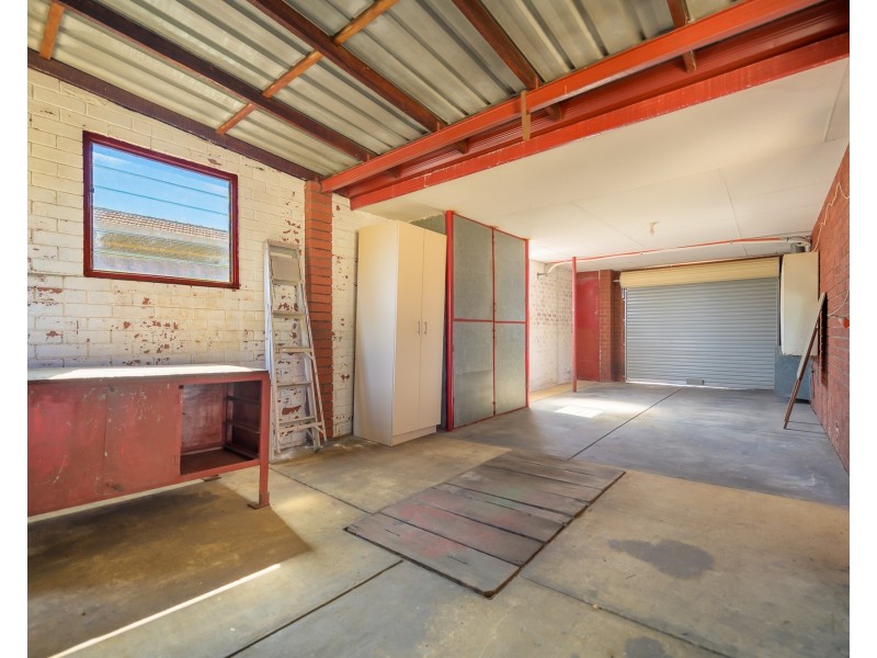 12 Adamson Rd, Parmelia WA 6167