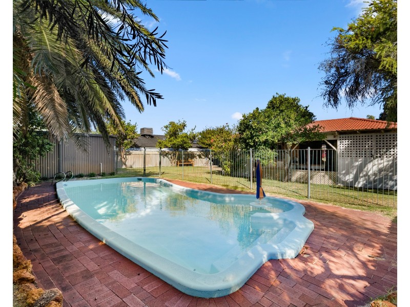 6 Ocean Place, Waikiki WA 6169