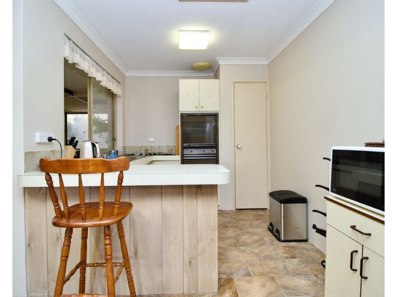 8 Maitland Cl, Cooloongup WA 6168