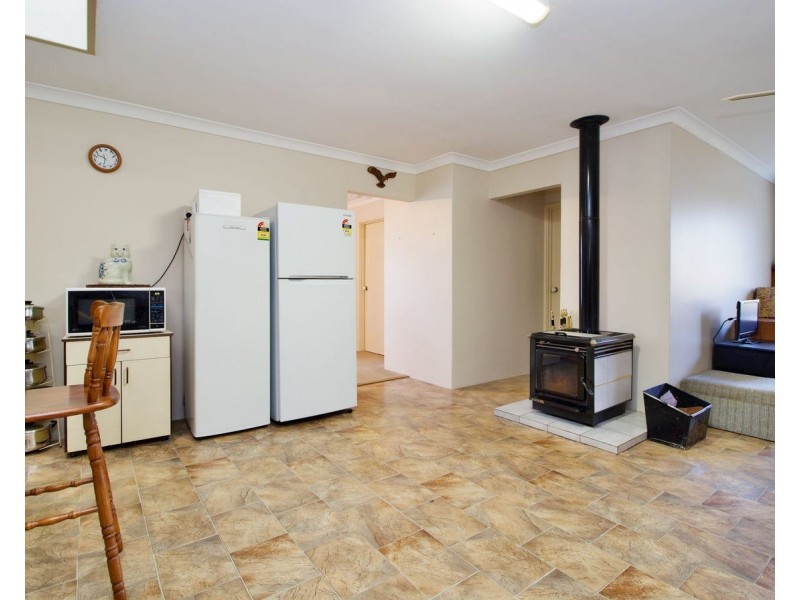 8 Maitland Cl, Cooloongup WA 6168