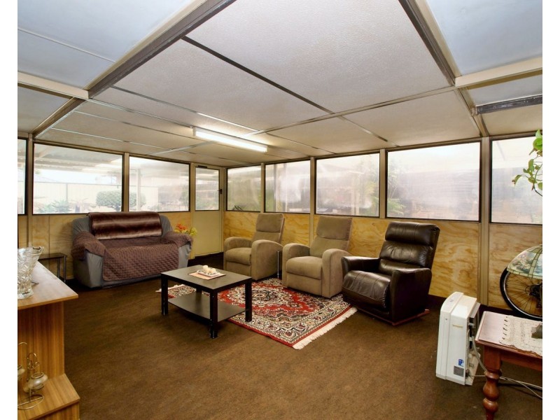 8 Maitland Cl, Cooloongup WA 6168