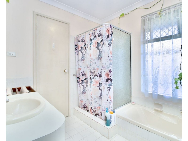 8 Maitland Cl, Cooloongup WA 6168