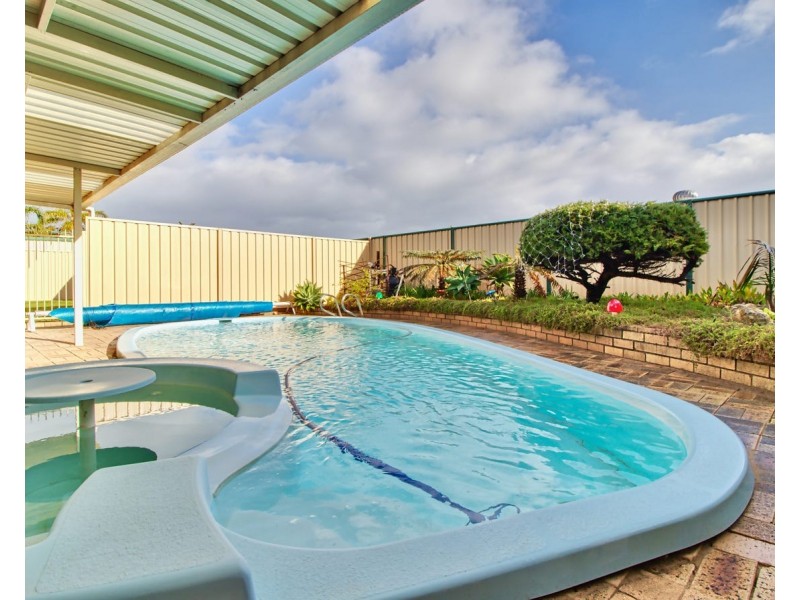 8 Maitland Cl, Cooloongup WA 6168