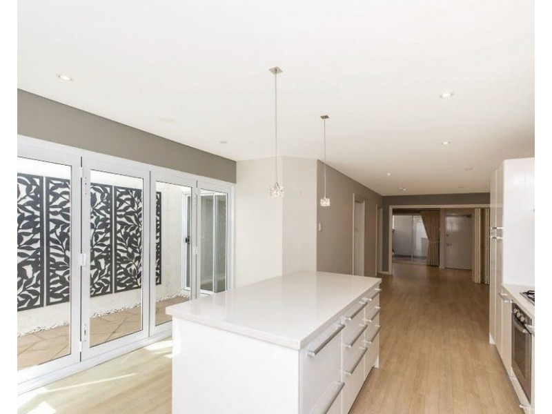 2/216 Arcadia Dr, Shoalwater WA 6169