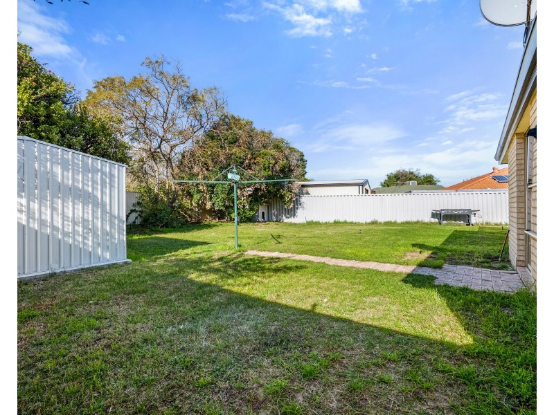 24 MANLY CRESCENT, Warnbro WA 6169
