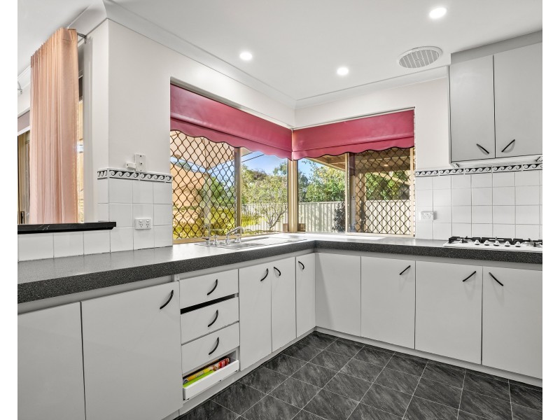 18 HAZLETT PLACE, Waikiki WA 6169