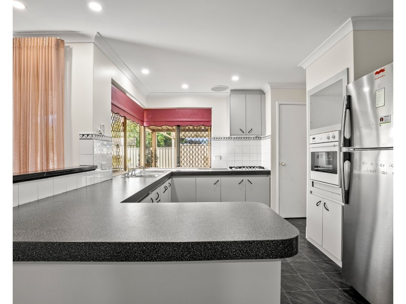 18 HAZLETT PLACE, Waikiki WA 6169