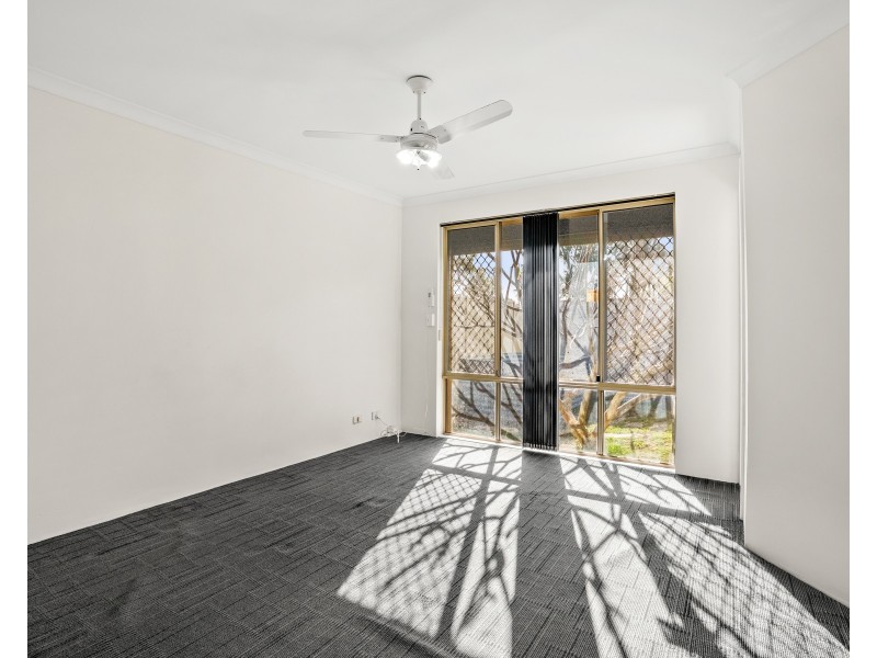 18 HAZLETT PLACE, Waikiki WA 6169