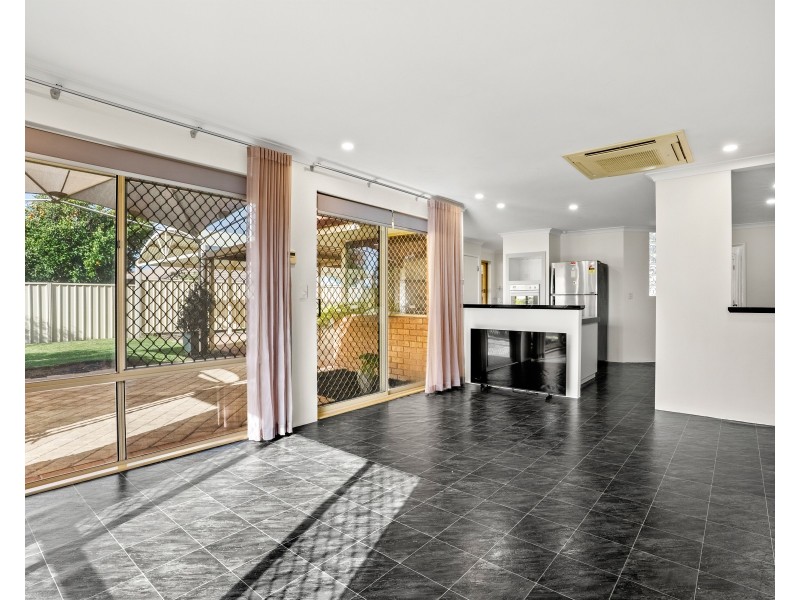 18 HAZLETT PLACE, Waikiki WA 6169