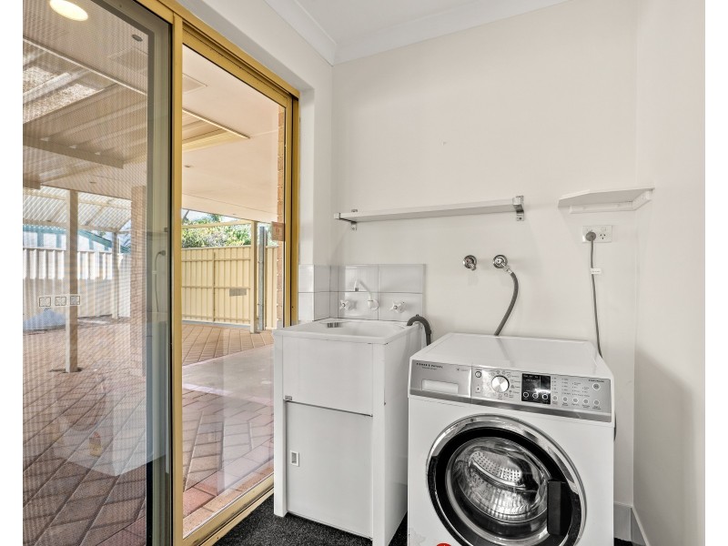 18 HAZLETT PLACE, Waikiki WA 6169