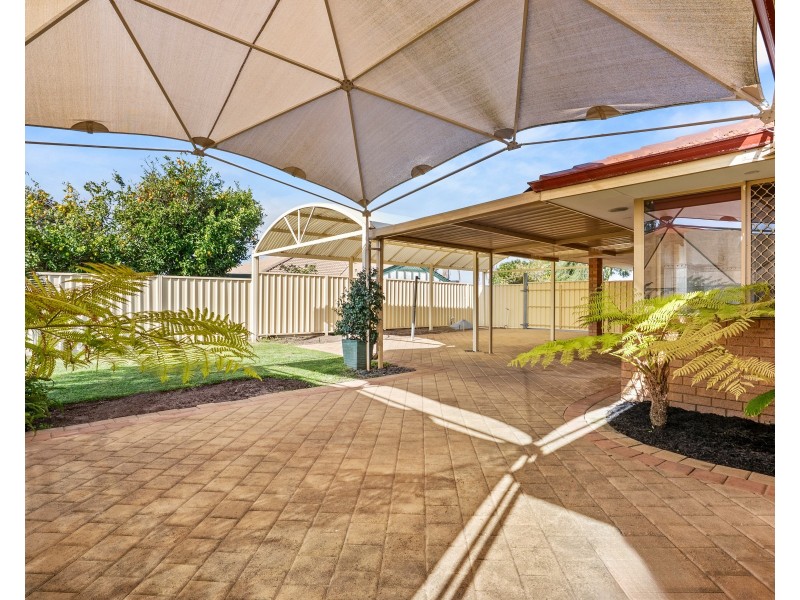 18 HAZLETT PLACE, Waikiki WA 6169