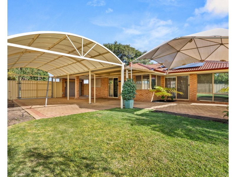 18 HAZLETT PLACE, Waikiki WA 6169