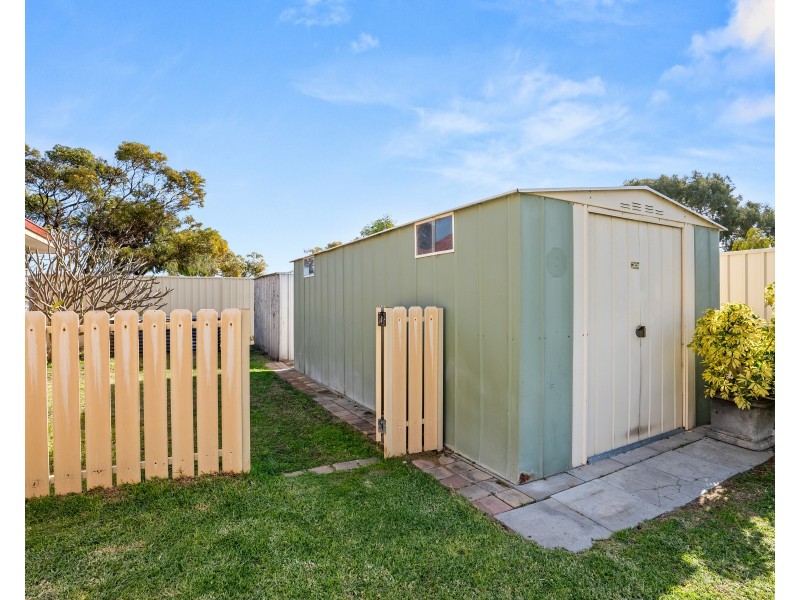 18 HAZLETT PLACE, Waikiki WA 6169