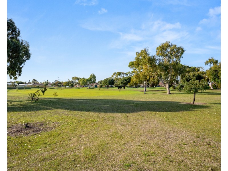 18 HAZLETT PLACE, Waikiki WA 6169