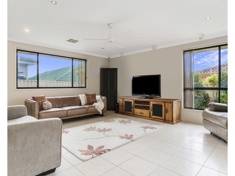 6 Holroyd Street, Albion Park NSW 2527