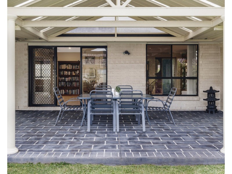 6 Holroyd Street, Albion Park NSW 2527