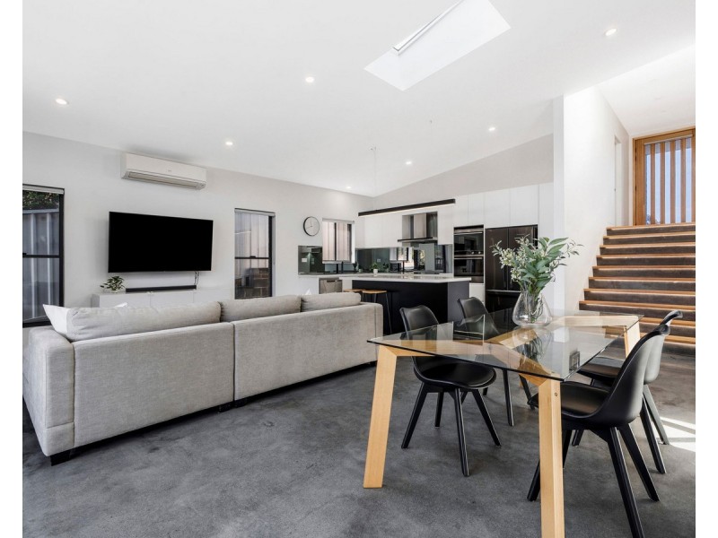 10 Shellharbour Road, Primbee NSW 2502