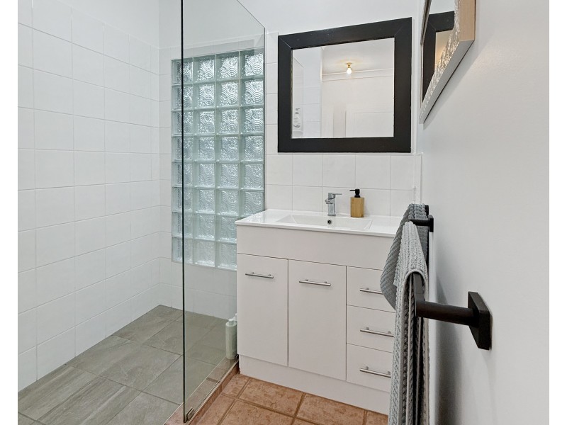 27 Kent Cl, Mission Beach QLD 4852