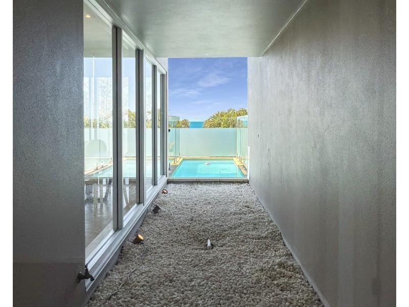 Unit 4/2 Coonanglebah Cl, Mission Beach QLD 4852