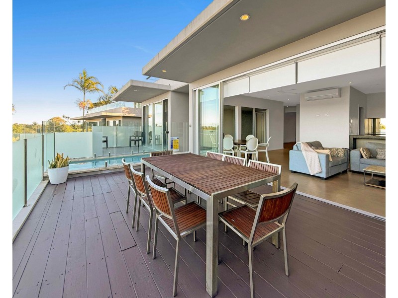 Unit 4/2 Coonanglebah Cl, Mission Beach QLD 4852