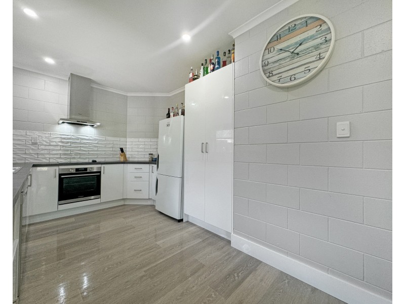 4 Kent Cl, Mission Beach QLD 4852