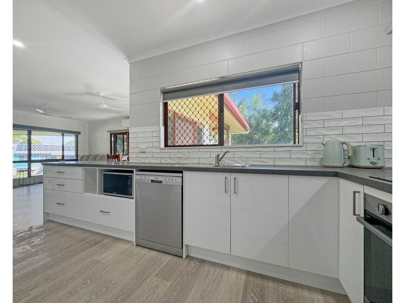 4 Kent Cl, Mission Beach QLD 4852