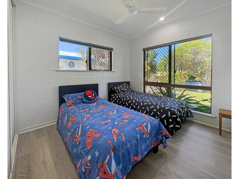4 Kent Cl, Mission Beach QLD 4852