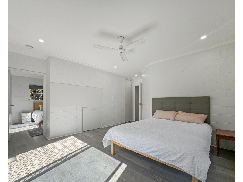 4 Kent Cl, Mission Beach QLD 4852