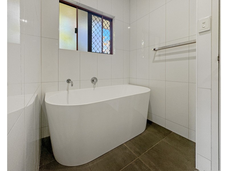4 Kent Cl, Mission Beach QLD 4852