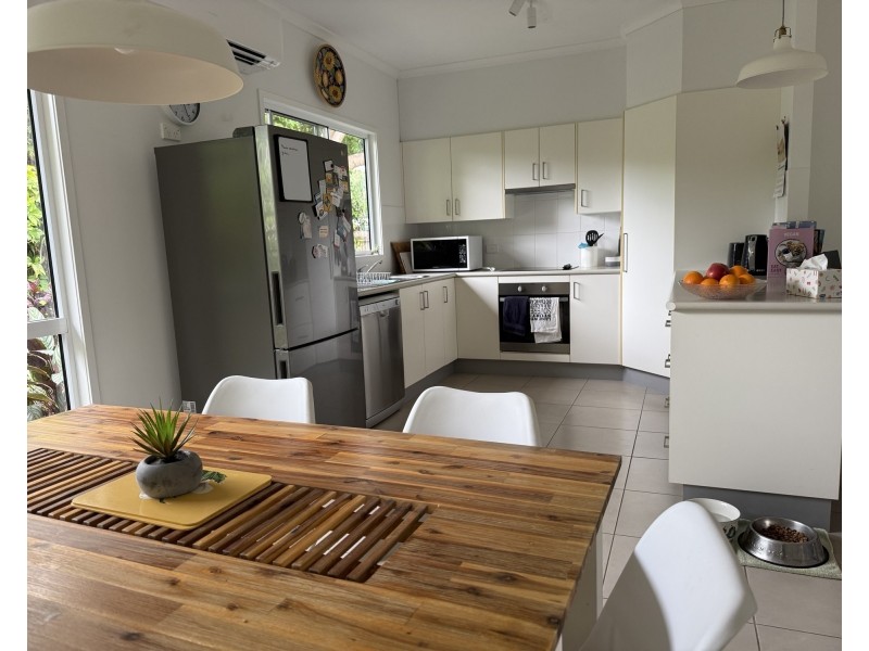 Duplex 2/20 Seaview St, Mission Beach QLD 4852