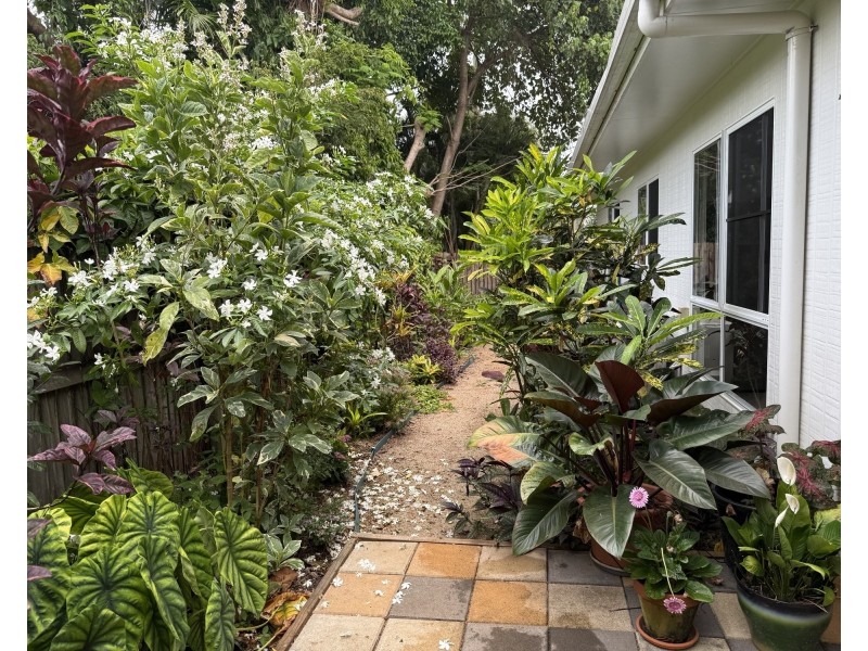 Duplex 2/20 Seaview St, Mission Beach QLD 4852